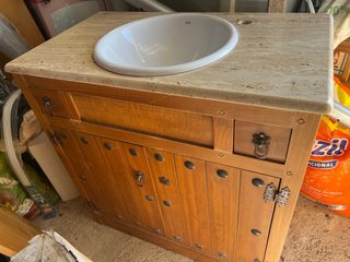 Mueble de baño rústico con lavabo Roca