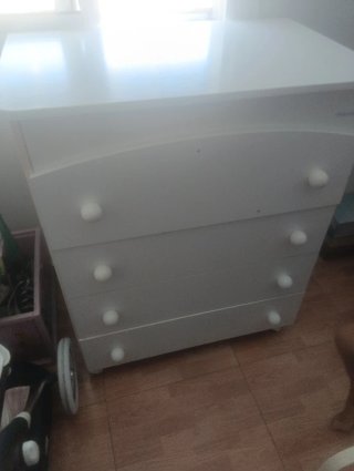 Cómoda blanca con ruedas