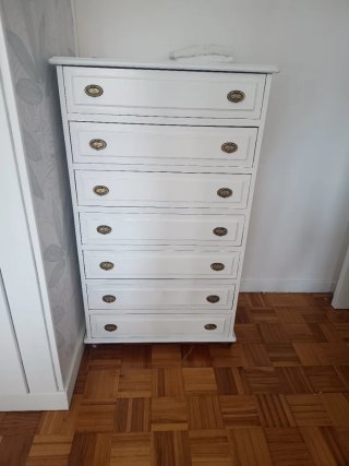 Cómoda blanca con tiradores dorados
