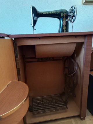 Máquina de coser Singer antigua con mueble