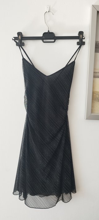 Vestido negro brillante con tirantes