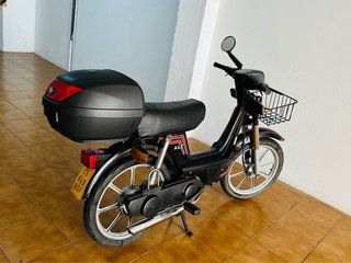 Vespino ALX Negra con Cesta y Baúl
