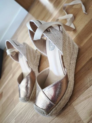 Sandalias de cuña con esparto