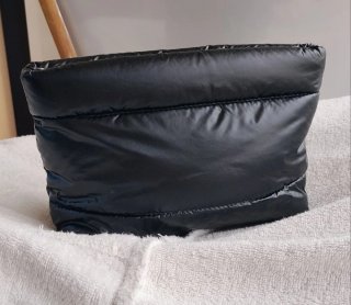 Pochette nera trapuntata imbottita