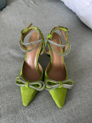 Zapatos de tacón verdes con lazo