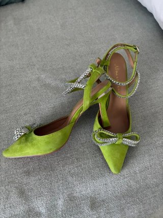 Zapatos de tacón verdes con lazo