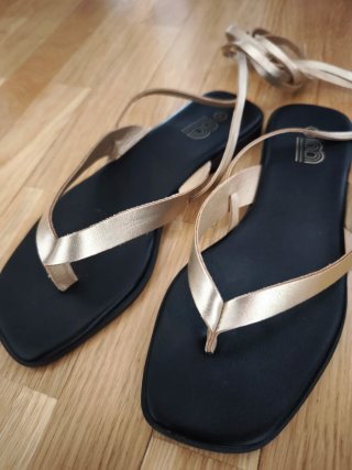 Sandalias con tiras doradas