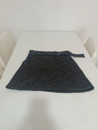 Falda corta estampada con cinturón