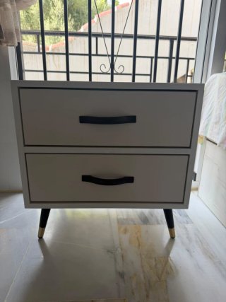 Comodino bianco con due cassetti