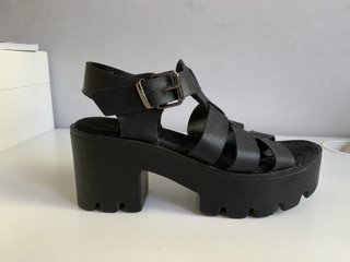 Sandalias Negras con Plataforma