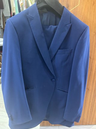 Traje de novio azul