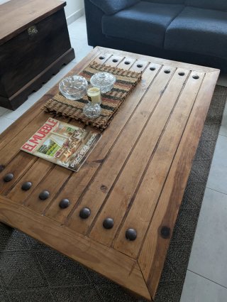 Mesa de Centro de Madera con Tachuelas