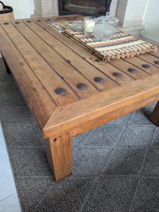 Mesa de Centro de Madera con Tachuelas