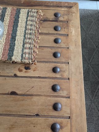Mesa de Centro de Madera con Tachuelas