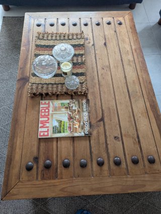 Mesa de Centro de Madera con Tachuelas