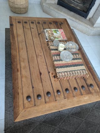 Mesa de Centro de Madera con Tachuelas