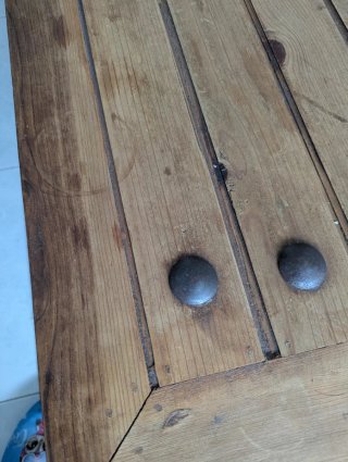 Mesa de Centro de Madera con Tachuelas