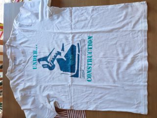 Camiseta Blanca con Estampado Under Construcction