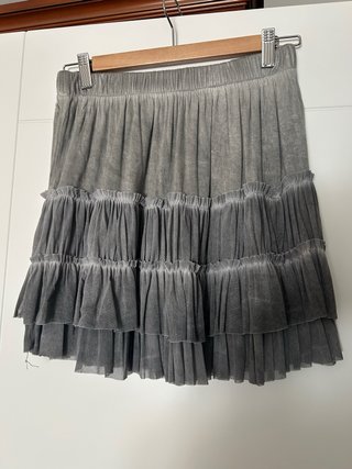 Falda gris volantes