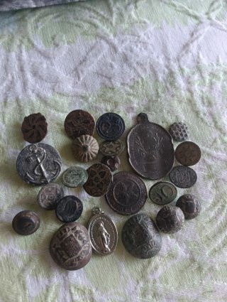 Lote de botones antiguos y medallas