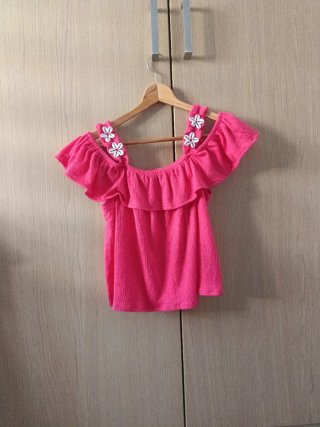 Camisa de verano rosa con volantes