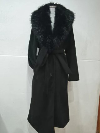 Abrigo Negro con Cuello de Pelo