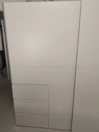 Guardaroba bianco con ante scorrevoli