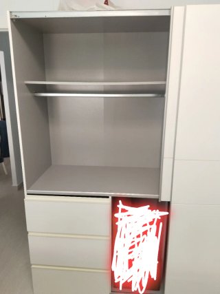 Guardaroba bianco con ante scorrevoli
