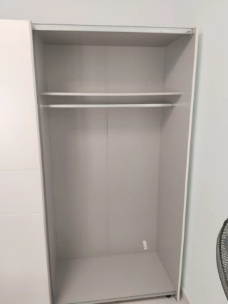 Guardaroba bianco con ante scorrevoli