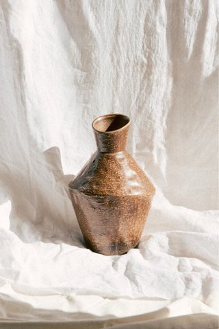 Jarrón de cerámica marrón. Zara Home 2024.