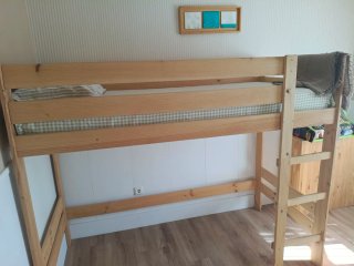 Letto rialzato in pino