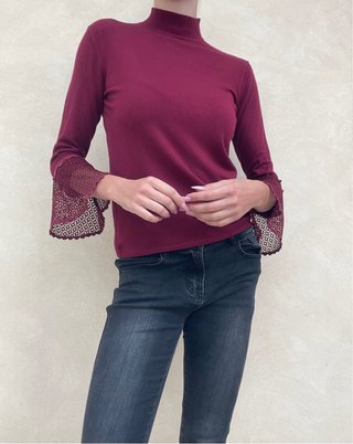 Maglia bordeaux a lupetto con maniche in pizzo