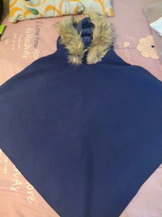 Capa azul con capucha y pelo