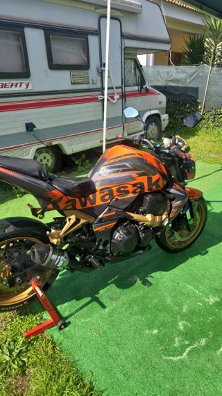 Kawasaki Z750 Naranja y Negra