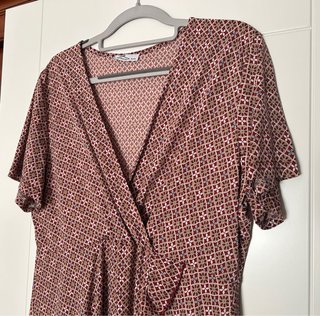 Vestido cruzado estampado rosa y rojo