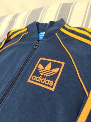Sudadera Adidas azul y naranja