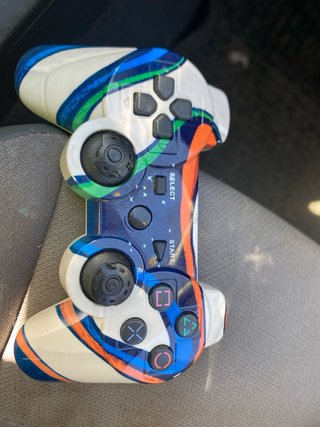 Controller per videogiochi con design colorato