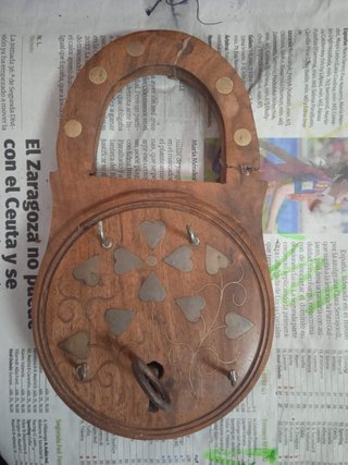 Cuelgallaves de madera y metal