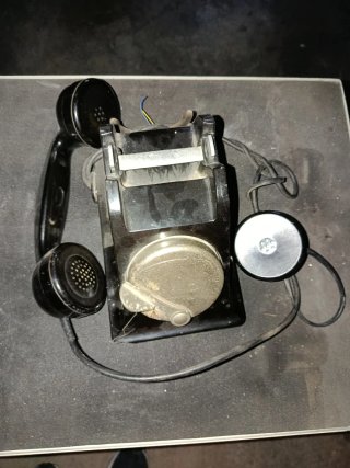 Teléfono antiguo negro