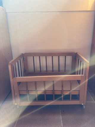 Cuna de madera vintage con ruedas