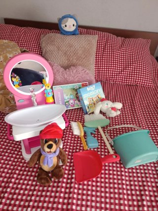 Tocador infantil con espejo y accesorios. Lavabo.