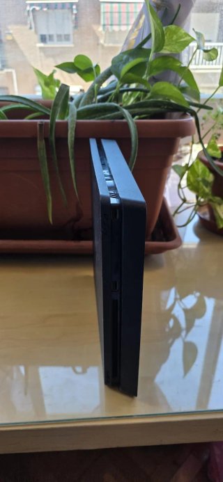 PS4 (PlayStation 4) con mando y juegos