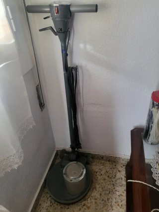 Enceradora Eléctrica y Lámpara de pedestal.
