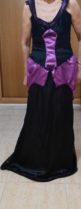 Disfraz de época negro y morado