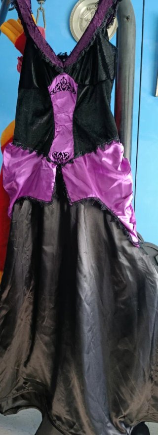 Disfraz de época negro y morado