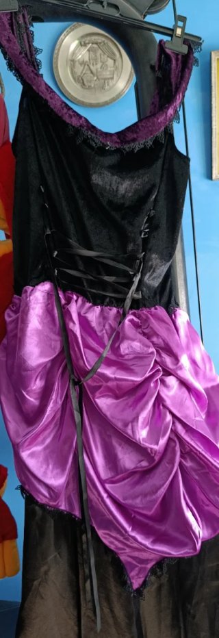 Disfraz de época negro y morado