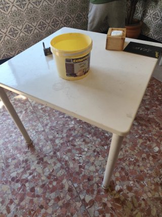 Mesa de bar blanca