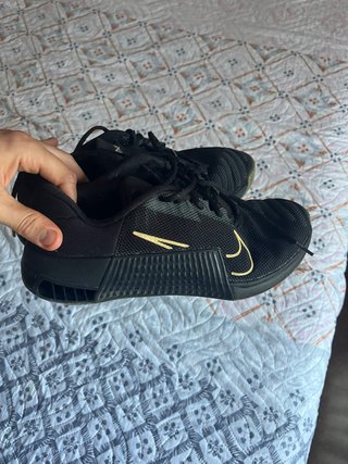 Zapatillas Nike Negras y Doradas