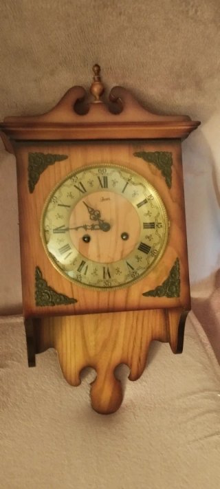 Reloj de pared antiguo de funciona perfectamente.