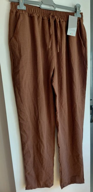 Pantalón de lino capri color marrón castaño